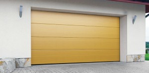 Brama garażowa segmentowa – okleinowany panel DK-OP